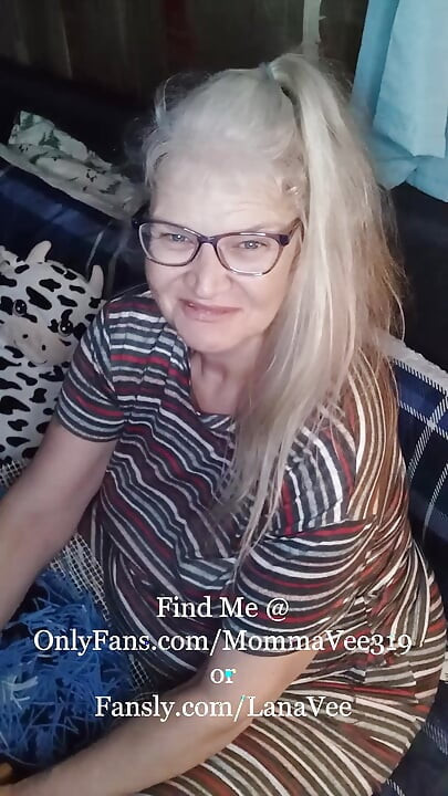 Hot BBW Momma Takes Care Of Her Beautiful Pussy!