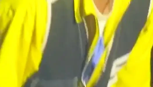 Almanya'dan sarışın bayan açık havada döl yiyor