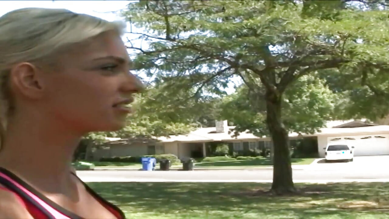 Tiener met kleine tieten likt milfs natte poesje