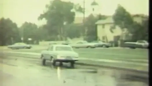 Лизание черно-белой киски в спальне