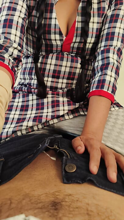 STUDENTĂ DESI DE 18 ANI CARE ESTE NEVINOVATĂ SE FUTE ÎN PĂDURE