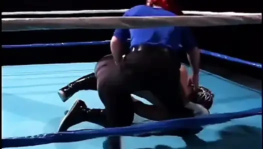 Zwerg-wrestler wird von dem brünetten schätzchen gefickt und geritten
