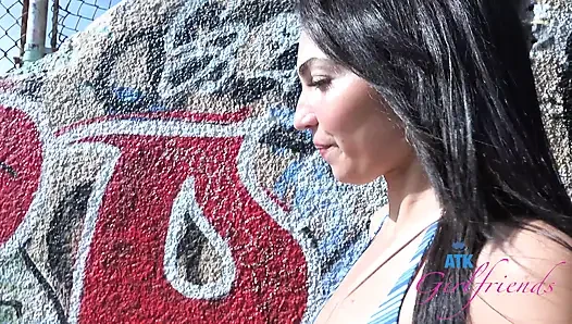 Mira ile plaj günü eğlencesi: ıslanıyor ve çaresiz bir sürtük gibi arabada yarağına sert biniyor!
