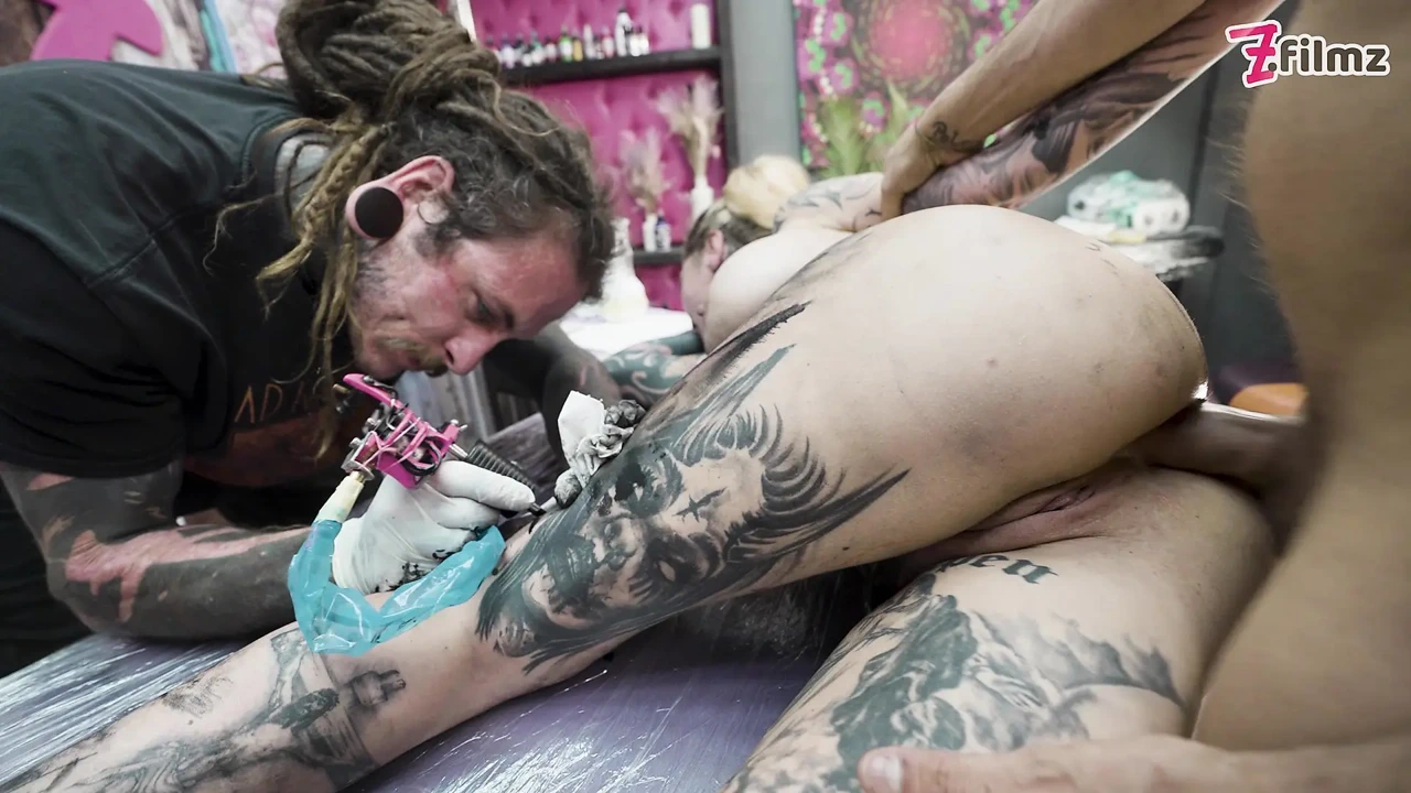 拥有大奶子的漂亮纹身女郎在纹身时享受肛交 - Atm&Gaping