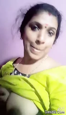 Playboystarx videa 9 Kerala tetička ukazuje její prsa