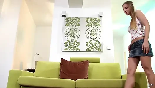 Blondes hottie wird von zwei älteren typen doppelt penetriert