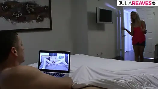 Seksi sarışın yatakta bir yıldız gibi büyük bir yarağa biniyor