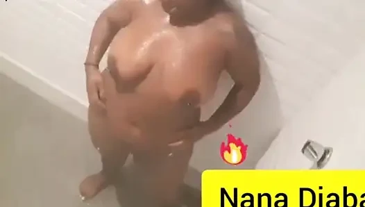 Wanita semok lagi asik mandi