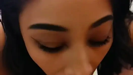 Betrügende Ehefrau Blowjobs, bis sie in ihren Mund kommt