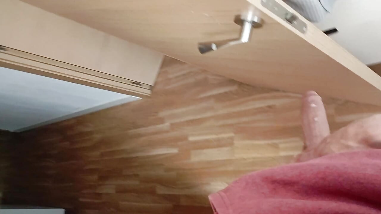 Trebuie să curăț marea ejaculare de la pula mea uriașă, astfel încât tati să nu-l vadă