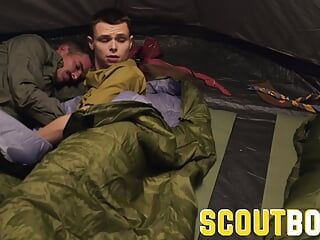 Scoutboys Scout twink Oliver James en Bud sluipen zonder condoom tenteneks