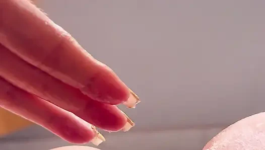 I stayed at a hotel where a super handsome guy greeted me, so I'm going to masturbate thinking about him.