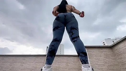 Я трахаю хороший хуй, пока тренируется, и разрываю мои леггинсы