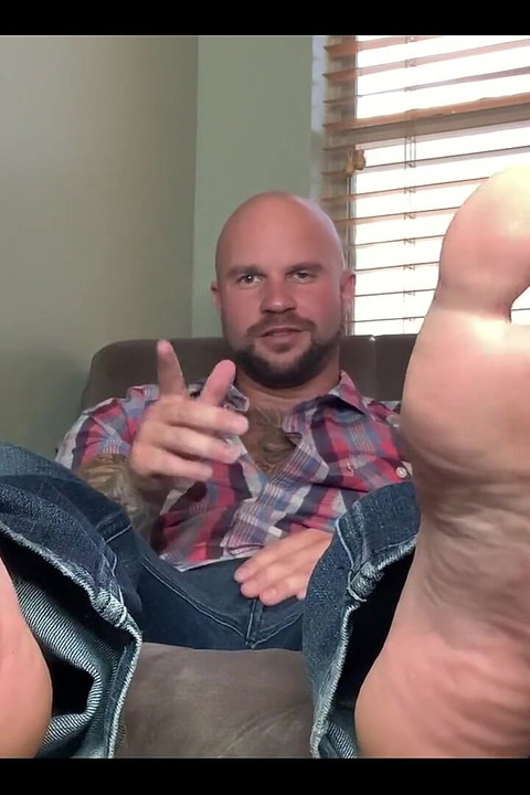 Natjeram te da moliš da pomirišeš i ližeš mi stopala