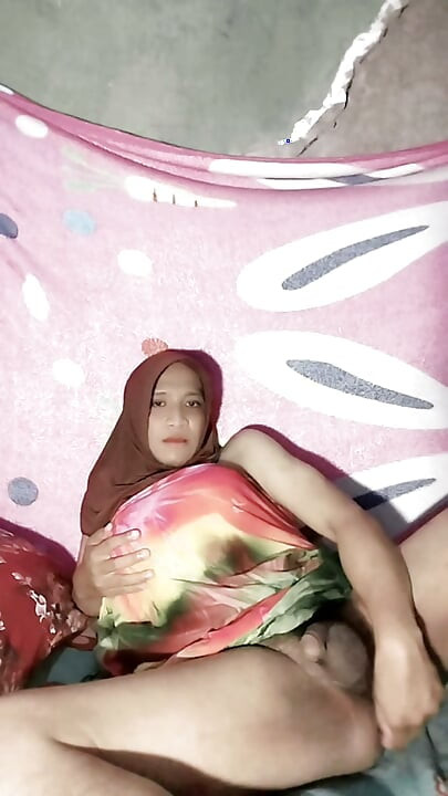 Beautiful Hijab Shemale Eggplant