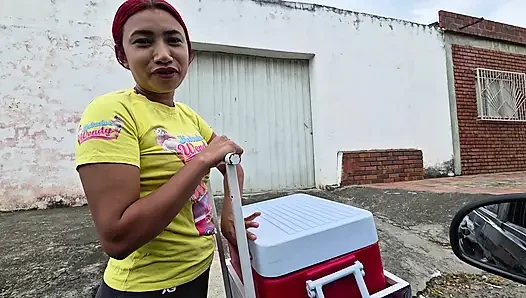 Aku meyakinkan pramuniaga ini untuk masuk ke mobilku