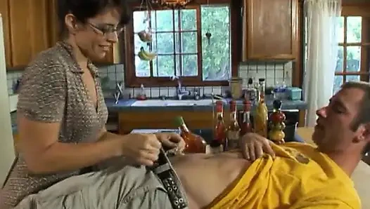 Tante seksi rambut cokelat dengan kacamata menggoda pria tetangga sebelah dapurnya