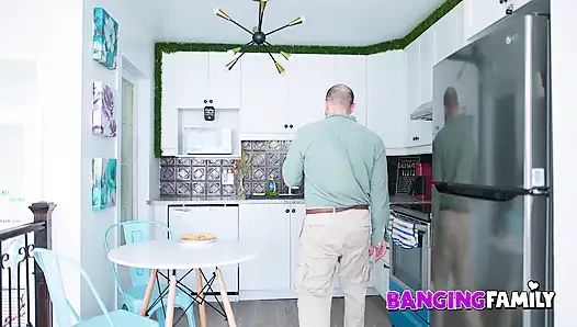 Banging family - eine fitte stiefmutter wird von ihrem stiefsohn hart genagelt