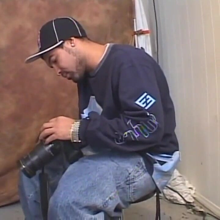 Güzel memeli genç zenci amatör büyük bir yarakla götüne boşalıyor