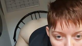 Trans-Junge Alexander lutscht rosa Dildo, während sie Arsch zeigt