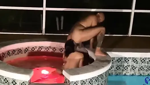 Sex bei Sonnenuntergang im schwimmbad