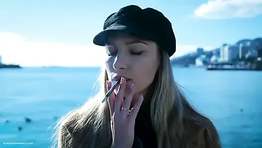 Курит на улице с русской девушкой Beaty 1