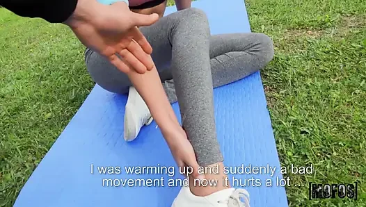 Mofos - açık havada sexercise bebek Nicols'a yardımcı olmak ateşli bir yoga bebeği