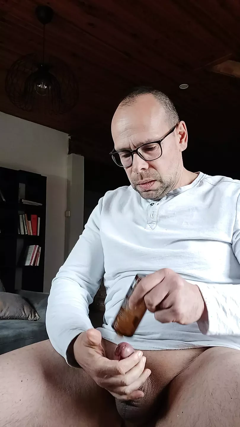 Büyük bir tüp ile anal penetrasyon. Kim kıçımı yapay penis yapmak ister?
