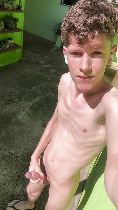 Twink flaco mostrando su cuerpo al aire libre y corréndose al sol