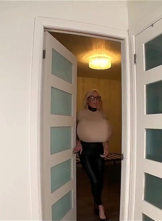 Her zaman büyük göğüslere sahip olmanın hayalini kurdum!