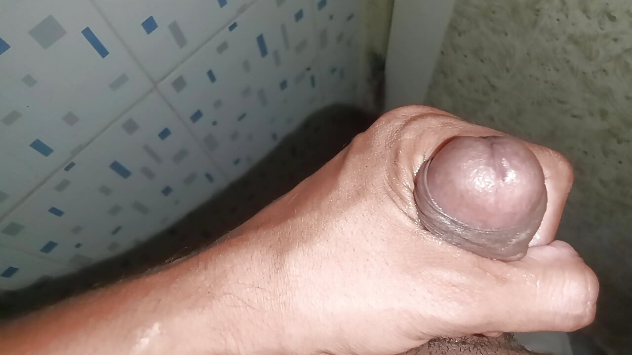 Joven masturbándose con una buena corrida