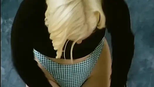 Она симпатичная немецкая тинка, которая любит позировать в нижнем белье