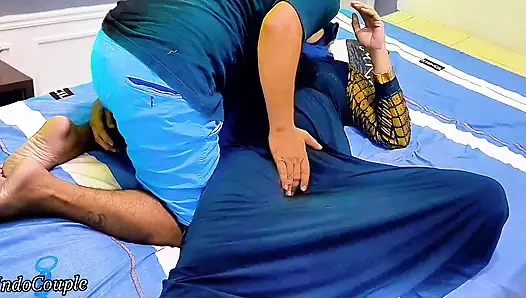 Gadis berhijab menunjukkan memeknya tetapi saudara tiri memilih lubang yang salah.