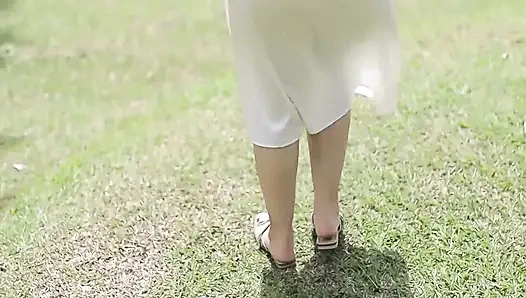 Indisches mädchen masturbiert im park und fickt am ende in einem hotel