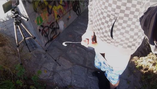 Masturbación al aire libre con corridas calientes en un arroyo cerca de un puente de la autopista (perspectiva de 2 cámaras) (SD)