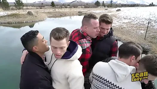 Sean Cody - bir kış vahası bu grup sekste altı adam için sigara içen ateşli bir oyun alanı oluyor