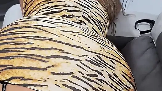 Big-Ass-Latina in engem sexy Kleid gibt einen guten Blowjob und vögelt in Doggy Position!