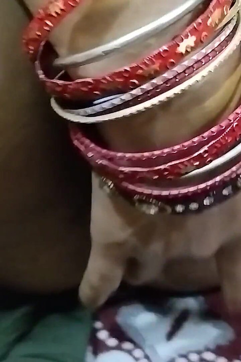 그녀의 의붓오빠의 핫한 젖꼭지 작은 보지 젖탱이를 빨아주는 인도 인도 인도 바비