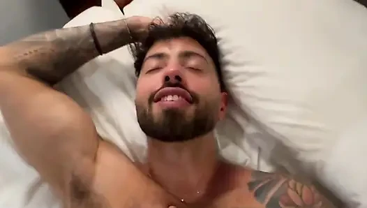 Chris, onu ısıtıp dışarı sızdım