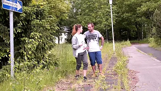 Сексуальная брюнетка с большой задницей наслаждается жестким трахом на улице в ее широкую киску