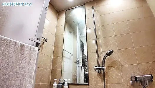 Cowok estetika semok ini ngocok cowok ini dengan pijatan sensual, berakhir dengan pelepasan sensual