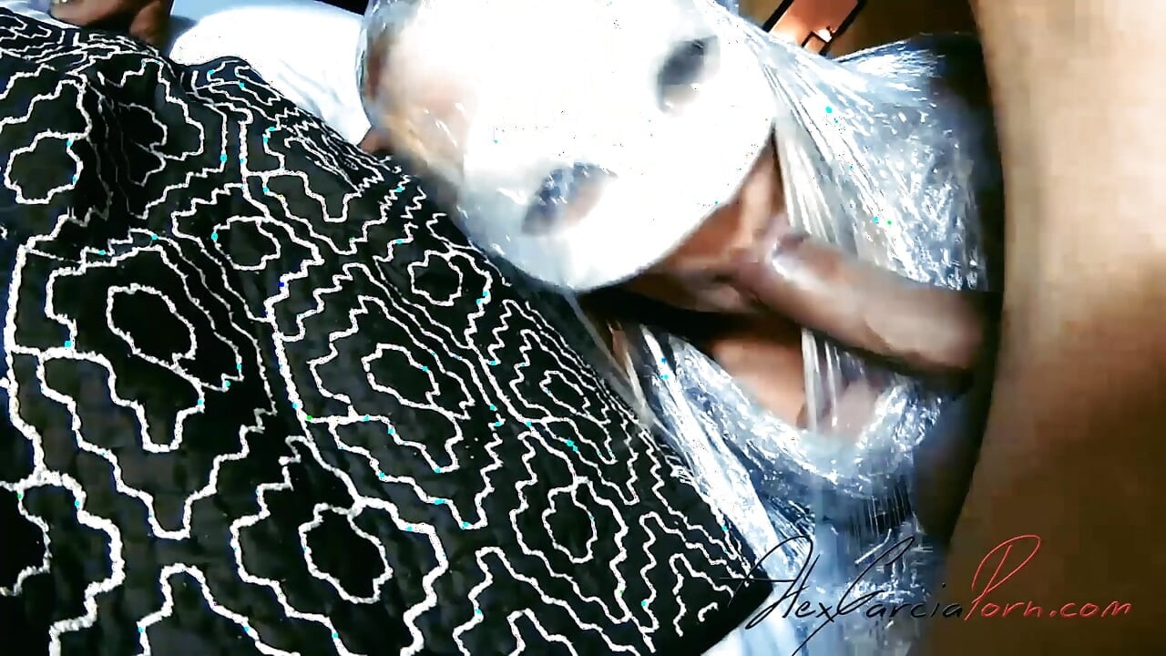 Magrinha é envolta em plástico e fodida em buracos - Pornô em espanhol