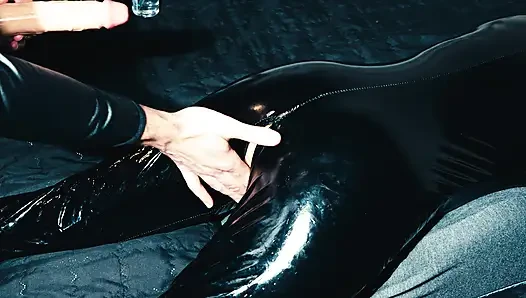 Önce beni dildoyla sikiyor, sonra yarağıyla bana nüfuz ediyor ve kıyafetime bolca boşalıyor