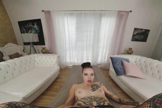 Giada tüm deliklerini genişletiyor