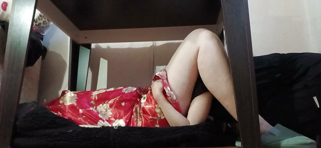 Je suis sous la table, en train de lécher la chatte de ma voisine japonaise