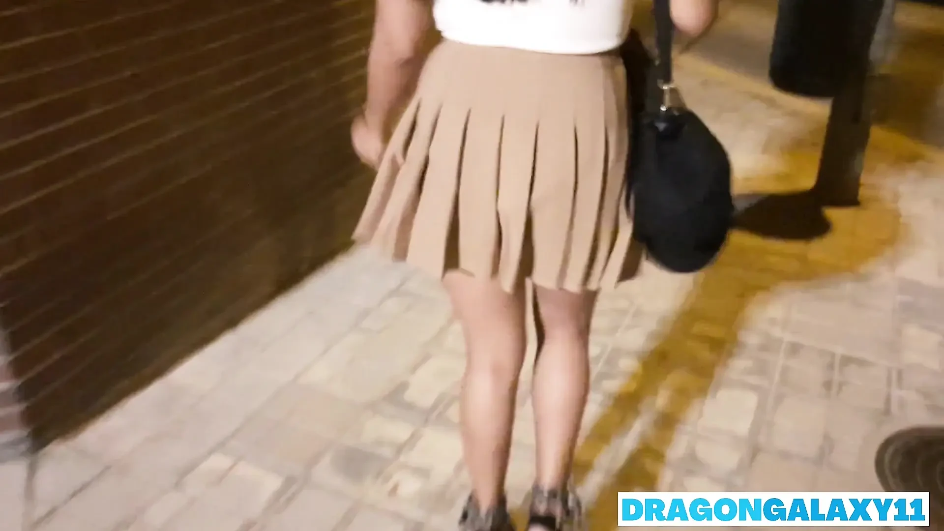 危险的公共场合暴露奶子和口交射精在家