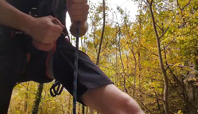 dok se penje po stijenama