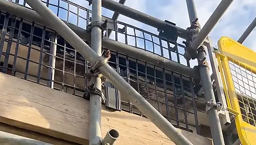 Jendela Terbuka Saat Sendirian Di Rumah