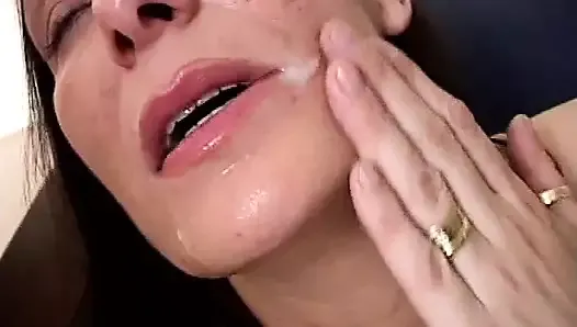 Housewife bitch gives a blowjob and gets cum in her mouth