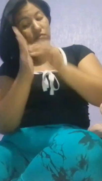 Detik utama dari "Adik tiri saya suka melihat pantat besar saya apabila saya menukar untuk pergi ke gim"